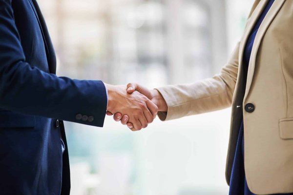 Quelles sont les clés du succès pour établir des partenariats solides entre entreprises et associations ?