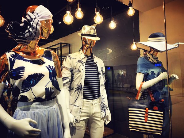 Mannequin vitrine réaliste femme : comment sublimer vos créations ?