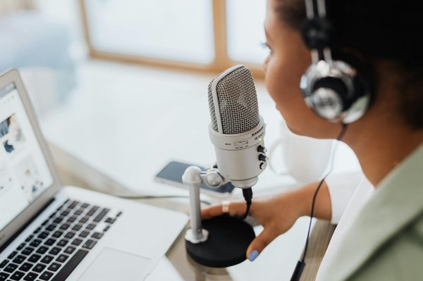 Voix off : confiez votre projet à une professionnelle expérimentée